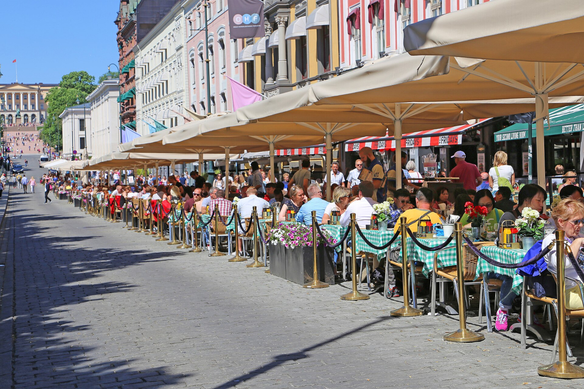 Karl Johans gate and its central-city street life. Karl Johans gate and its central-city street life.