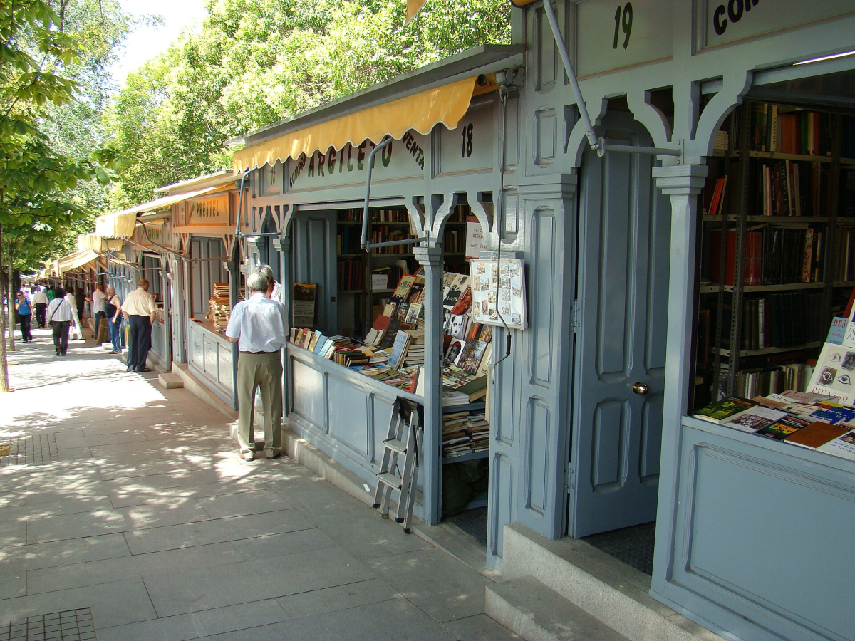 Bookstalls on Cuesta de Moyano, near the southern art district. Bookstalls on Cuesta de Moyano, near the southern art district.