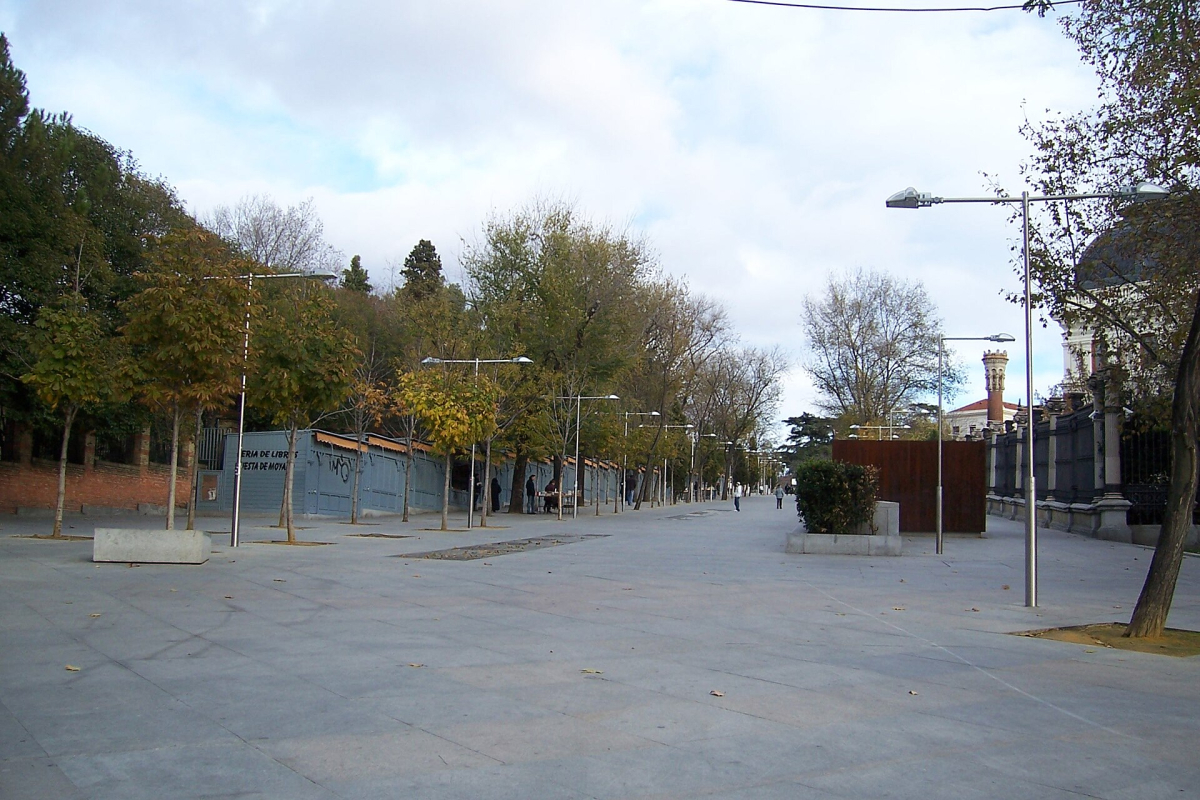 The pedestrian setting of Cuesta de Moyano. The pedestrian setting of Cuesta de Moyano.