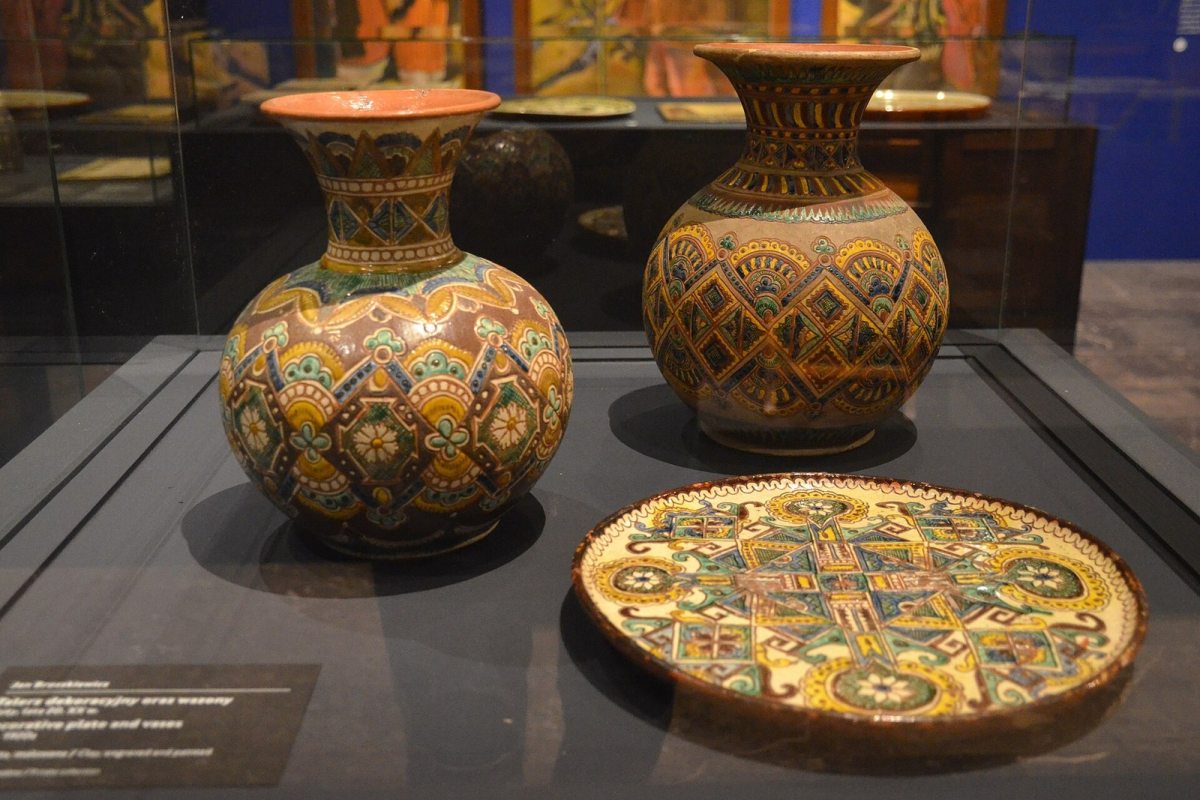 Early twentieth-century Kuty plate and vases by Jan Broszkiewicz in a museum display Early twentieth-century Kuty plate and vases by Jan Broszkiewicz in a museum display