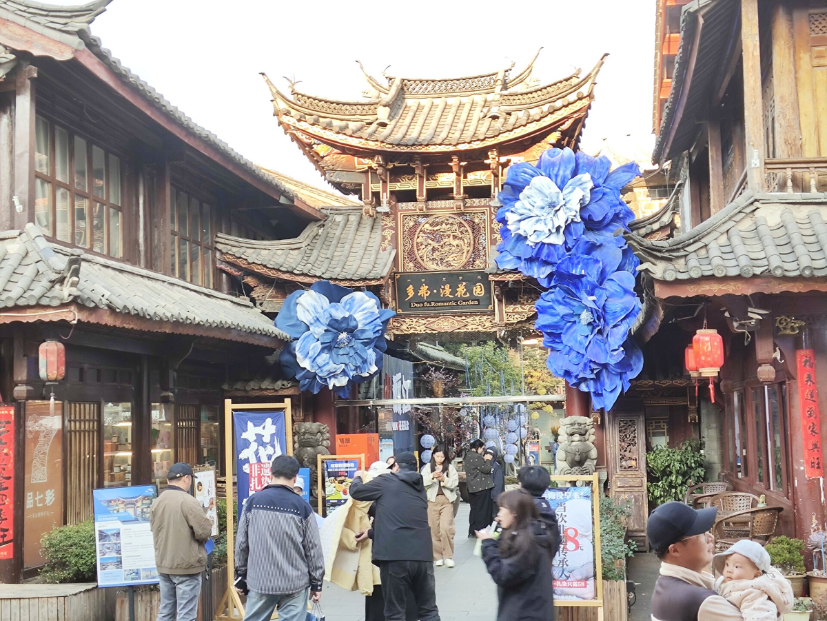 Traditional roofs and streets in Lijiang Traditional roofs and streets in Lijiang