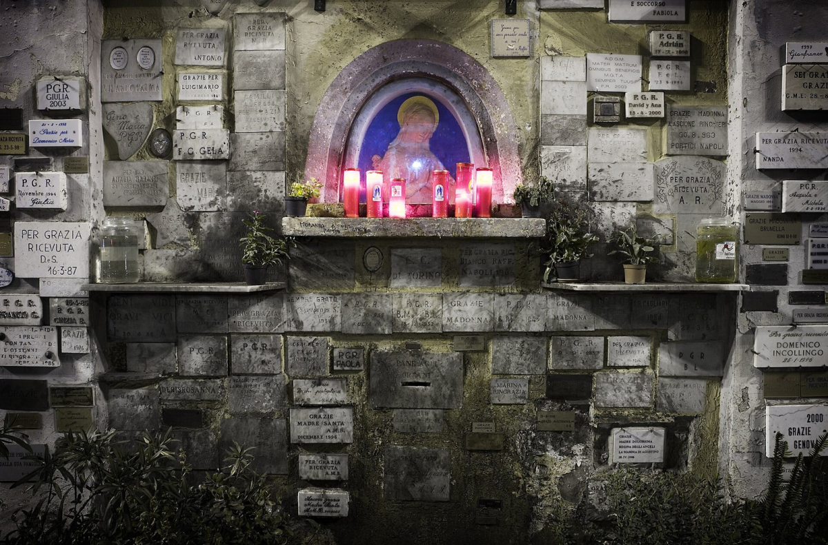 Street altar on a Trastevere facade