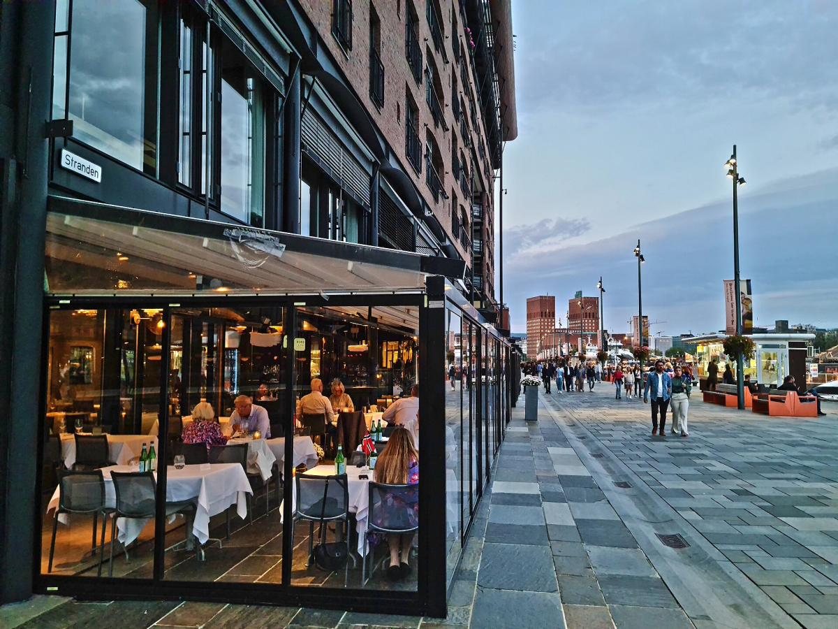 The Stranden promenade at Aker Brygge, photographed on 28 August 2021; businesses and seasonal arrangements can change. The Stranden promenade at Aker Brygge, photographed on 28 August 2021; businesses and seasonal arrangements can change.