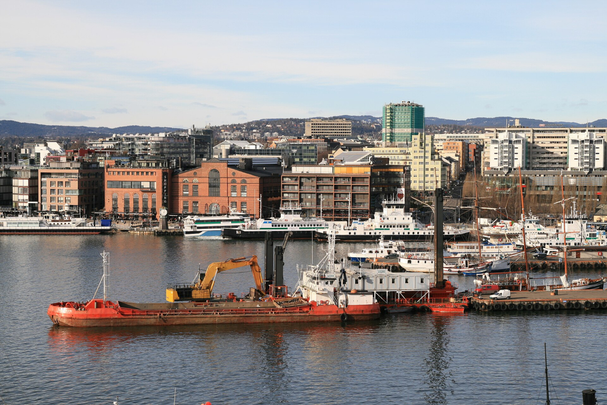 Aker brygge seen across the Piperviken inlet, photographed in February 2008. Quays, buildings and vessels may differ today. Aker brygge seen across the Piperviken inlet, photographed in February 2008. Quays, buildings and vessels may differ today.