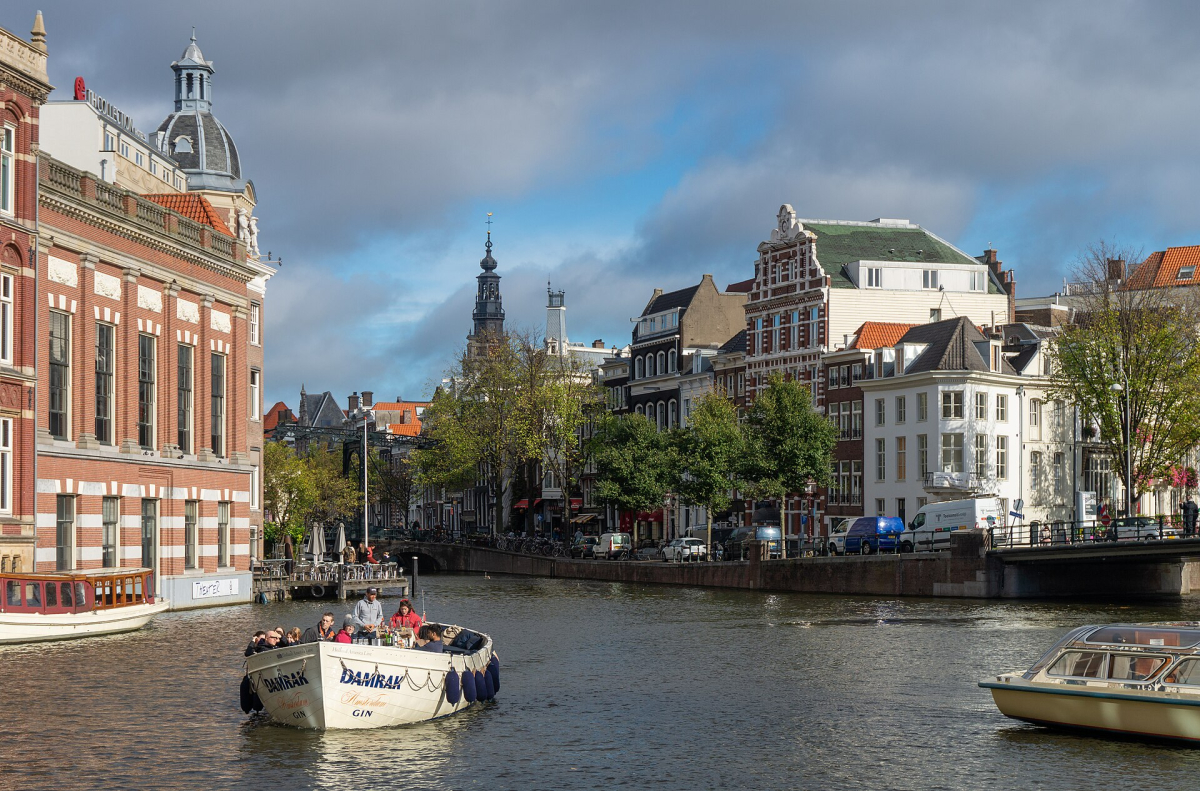 The Amstel near Halvemaanbrug. The Amstel near Halvemaanbrug.