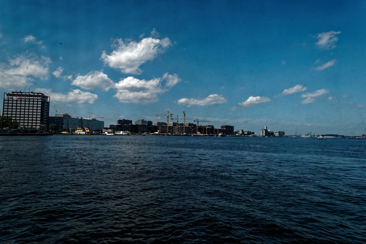 Open water and buildings along the IJ. Open water and buildings along the IJ.
