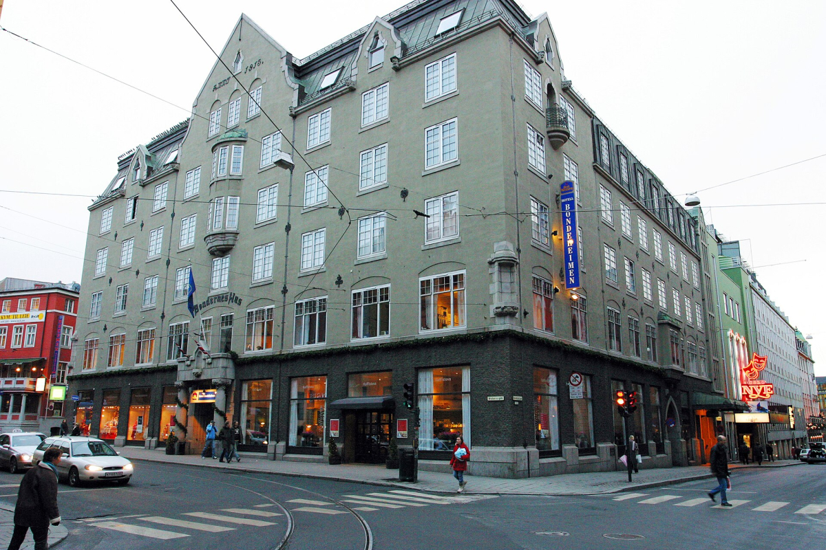 Hotell Bondeheimen in Bøndernes Hus, photographed in December 2004. The historic image shows older signage. Hotell Bondeheimen in Bøndernes Hus, photographed in December 2004. The historic image shows older signage.