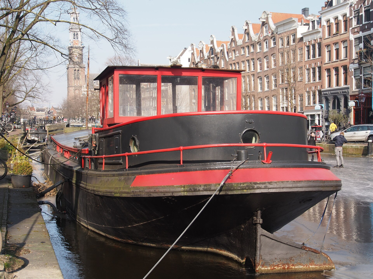 Houseboat barge on the Prinsengracht, Amsterdam A black-and-red houseboat barge moored on Amsterdam’s Prinsengracht canal.