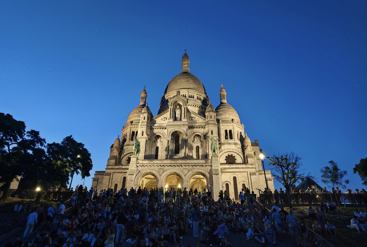 The illuminated Sacré-Cœur basilica at dusk.