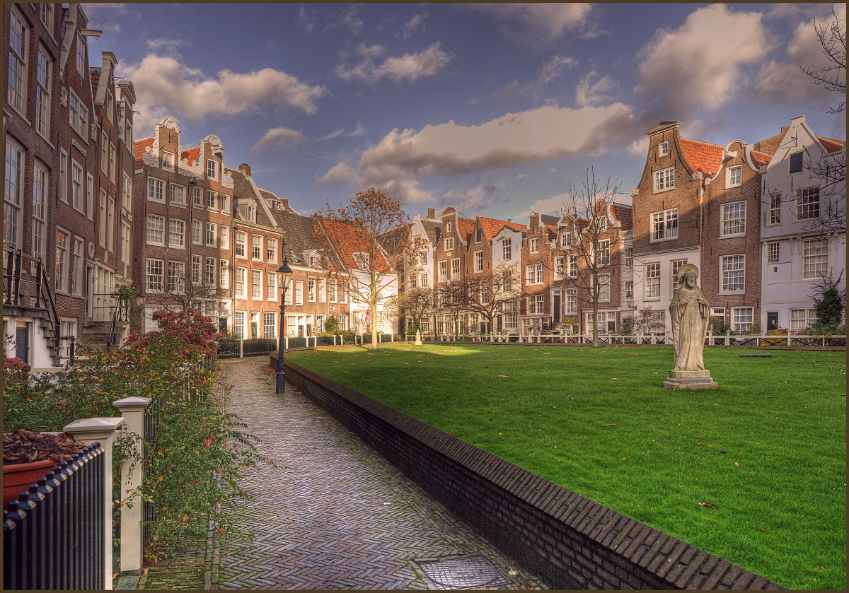 Houses around the Begijnhof courtyard. Houses around the Begijnhof courtyard.