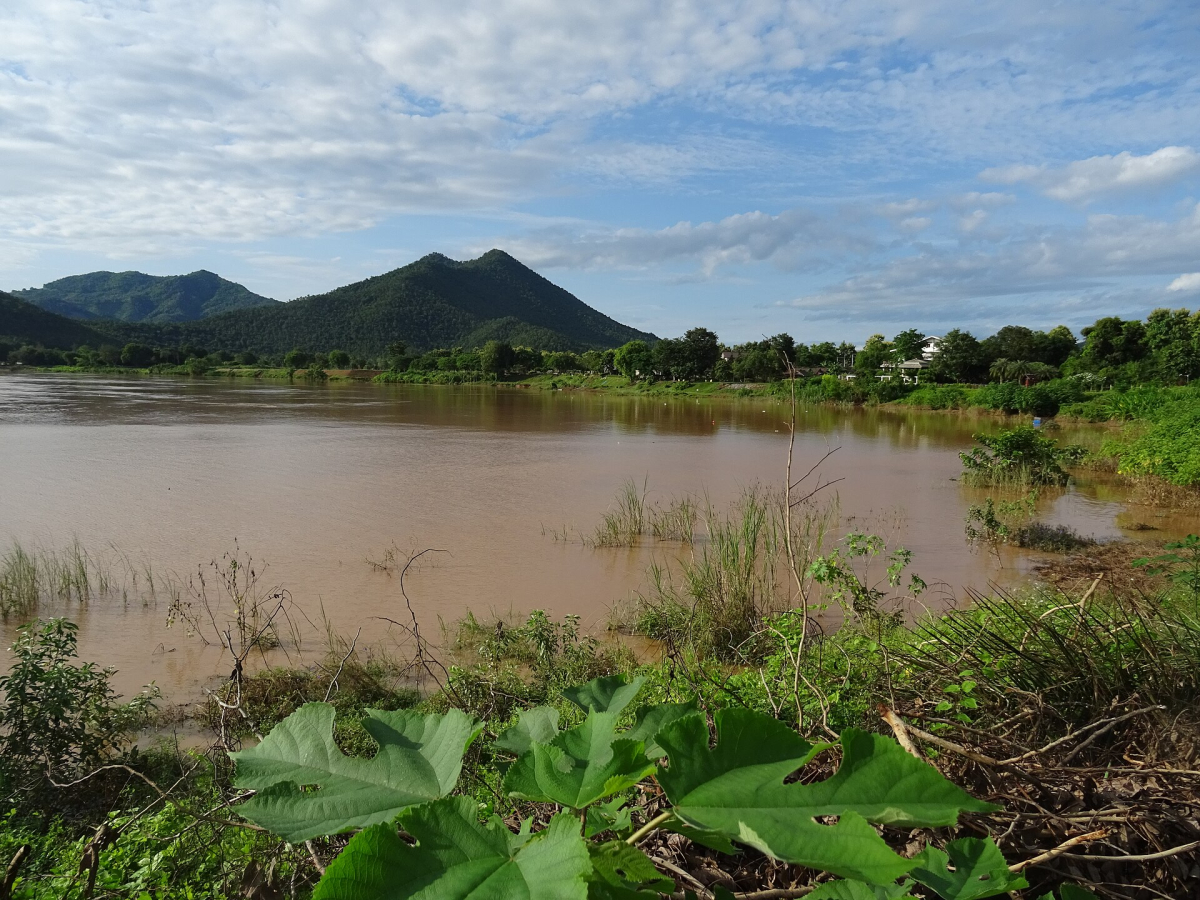 A bend of the Mekong at Kaeng Khut Khu near Chiang Khan. A bend of the Mekong at Kaeng Khut Khu near Chiang Khan.