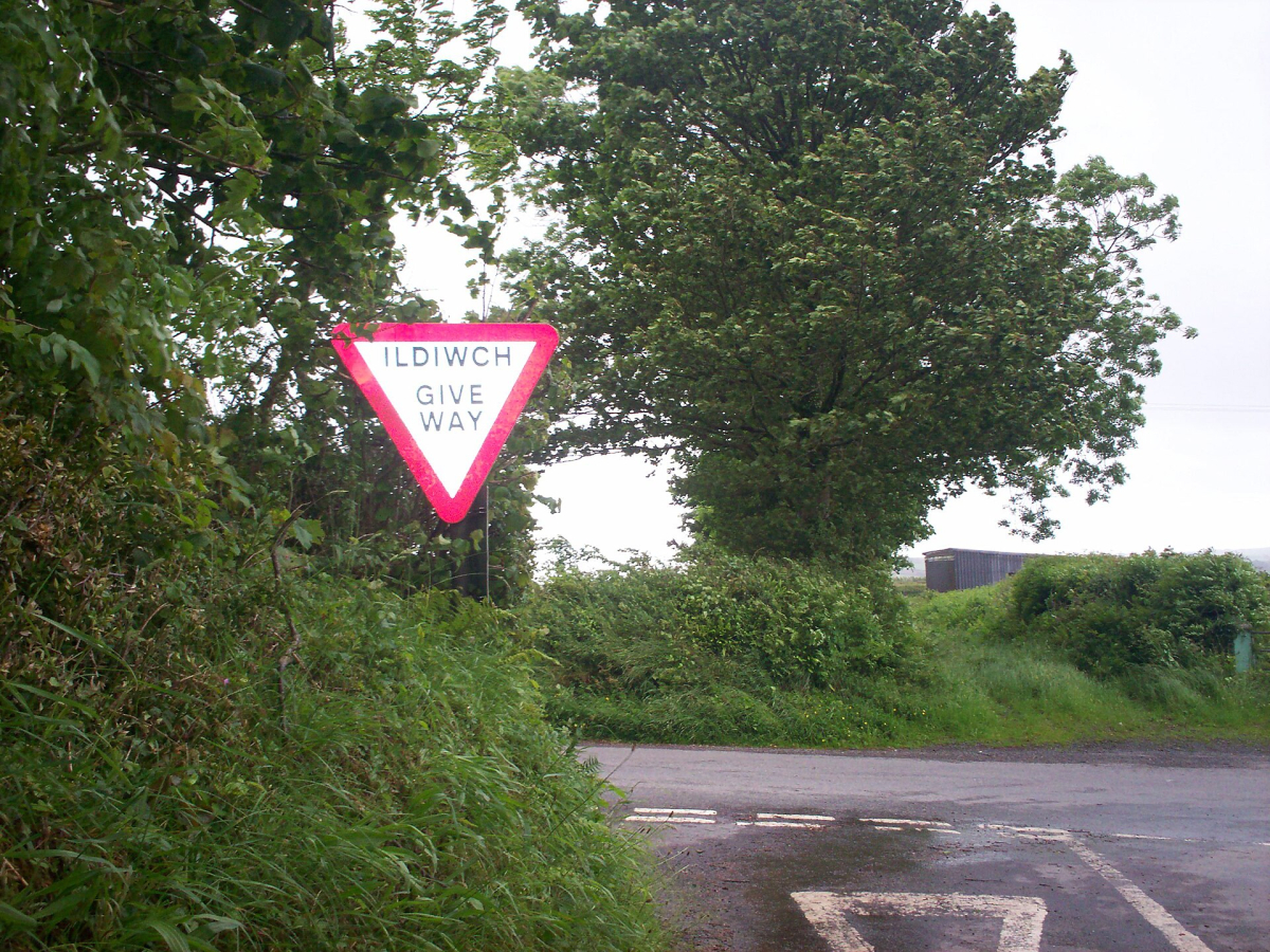A bilingual Welsh and English give-way sign at a rural junction A bilingual Welsh and English give-way sign at a rural junction