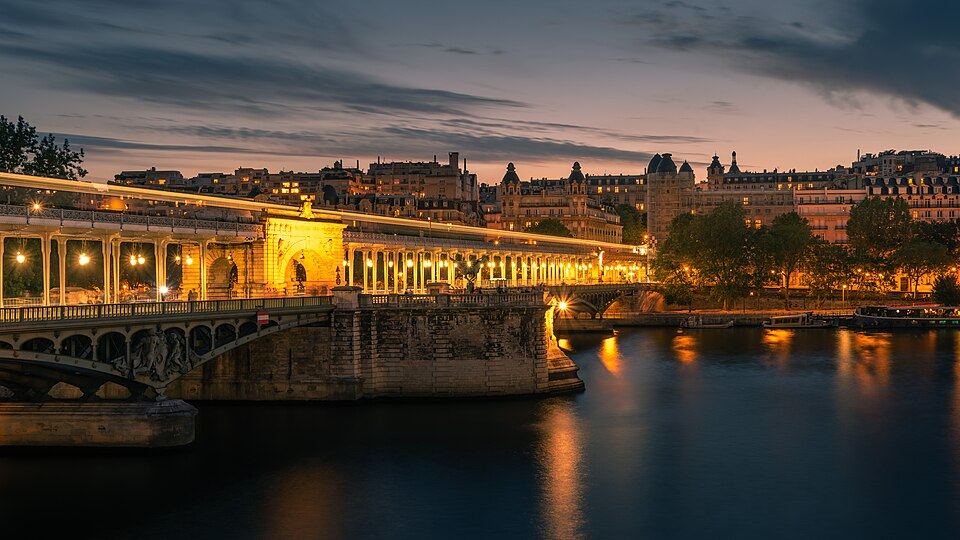 Pont de Bir-Hakeim at dusk, with its illuminated lower colonnade and reflections on the Seine. Pont de Bir-Hakeim at dusk, with its illuminated lower colonnade and reflections on the Seine.