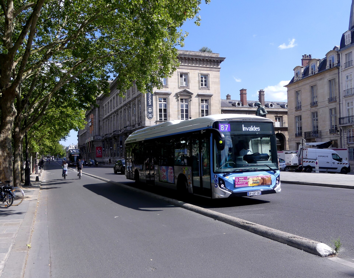A route 87 bus on Quai de Conti in July 2025; check the current route.