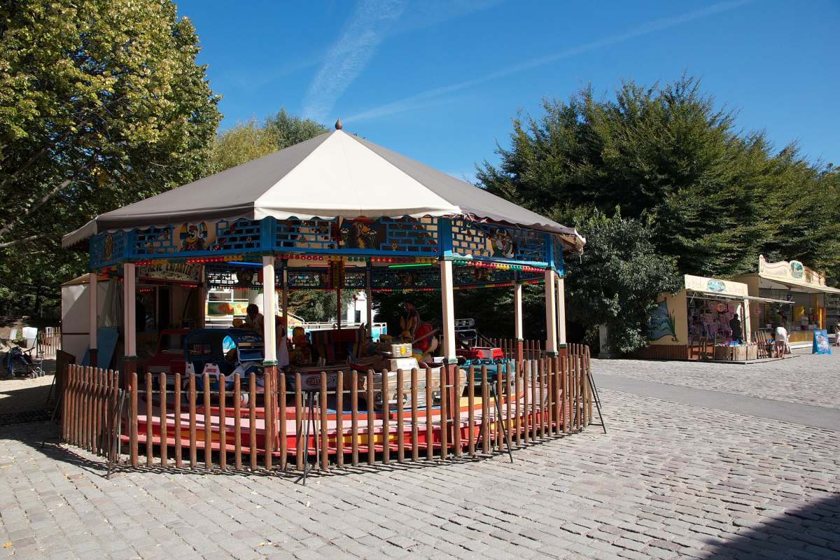 A carousel at La Villette in 2012; current operation and age conditions require a check. A carousel at La Villette in 2012; current operation and age conditions require a check.
