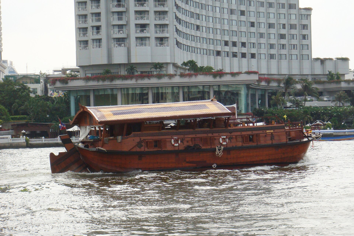 Boat and riverside accommodation on the Chao Phraya in Bangkok Boat and riverside accommodation on the Chao Phraya in Bangkok