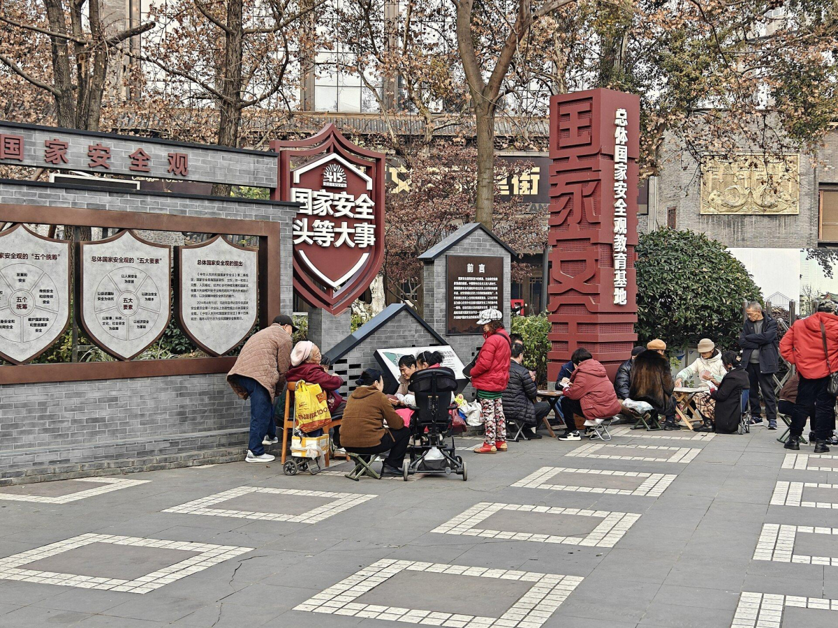 People relaxing in People’s Park in Chengdu People relaxing in People’s Park in Chengdu