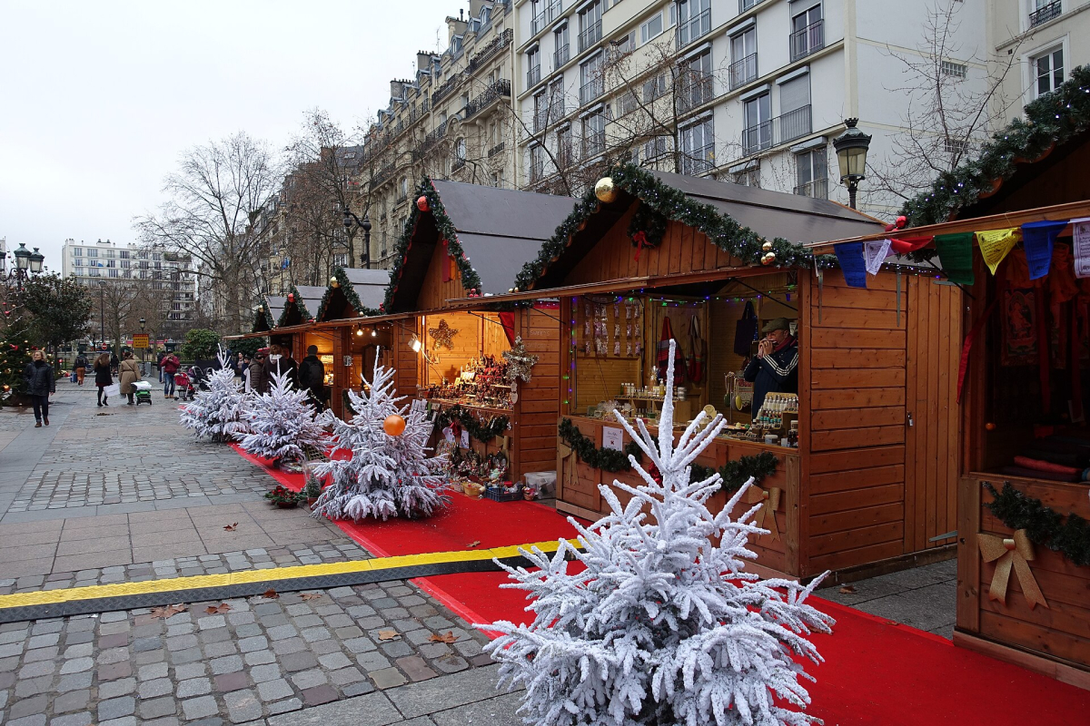 A previous Christmas market at the 15th arrondissement town hall.