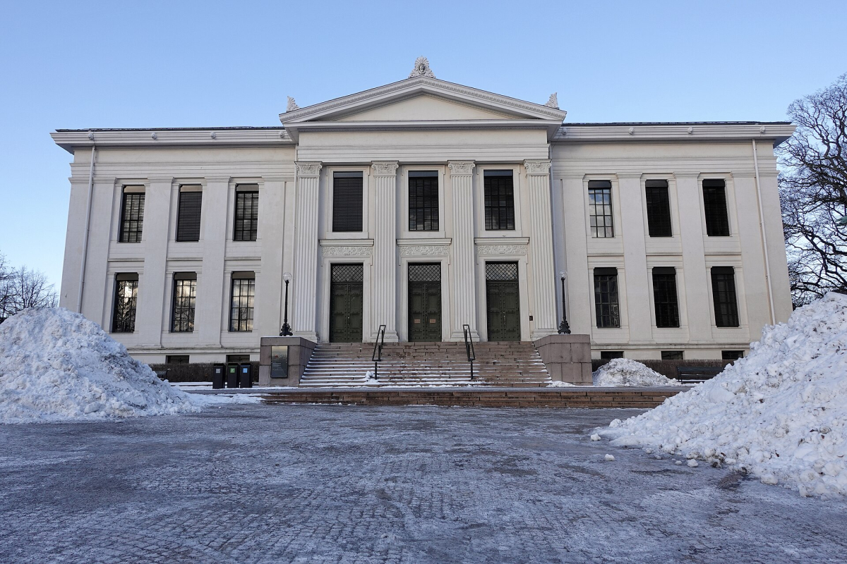 Snow at Domus Bibliotheca on Universitetsplassen in February 2022; seasonal conditions vary from year to year. Snow at Domus Bibliotheca on Universitetsplassen in February 2022; seasonal conditions vary from year to year.