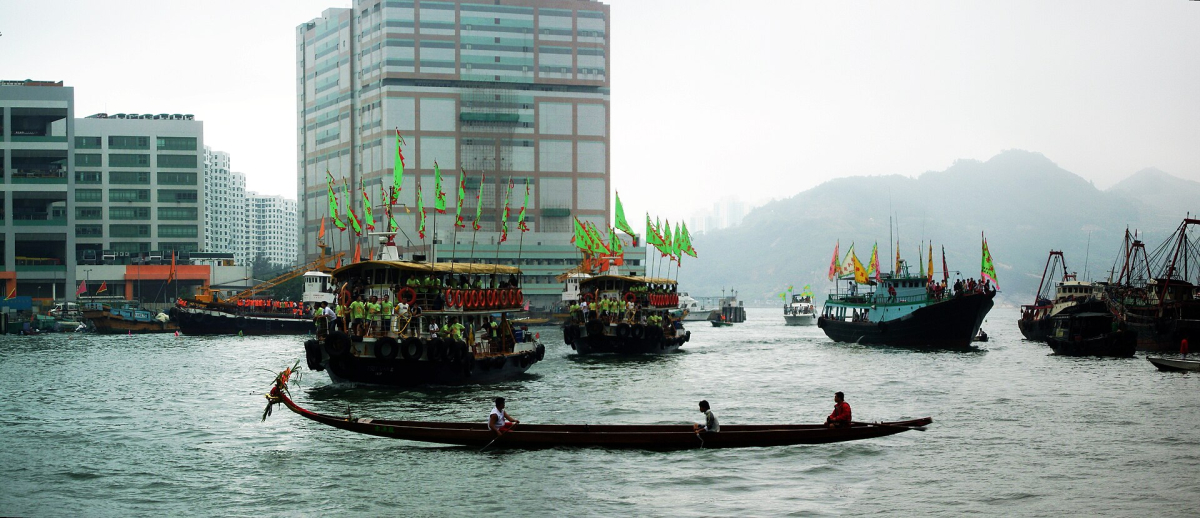 An Eastern District dragon-boat race in 2008. Historical festival context; check current dates and arrangements. An Eastern District dragon-boat race in 2008