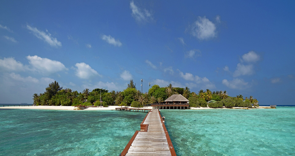 View of the jetty and shoreline of Eriyadu Island