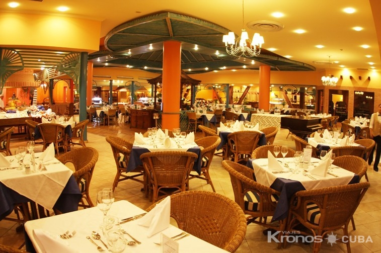 Evening dining scene in Santiago de Cuba