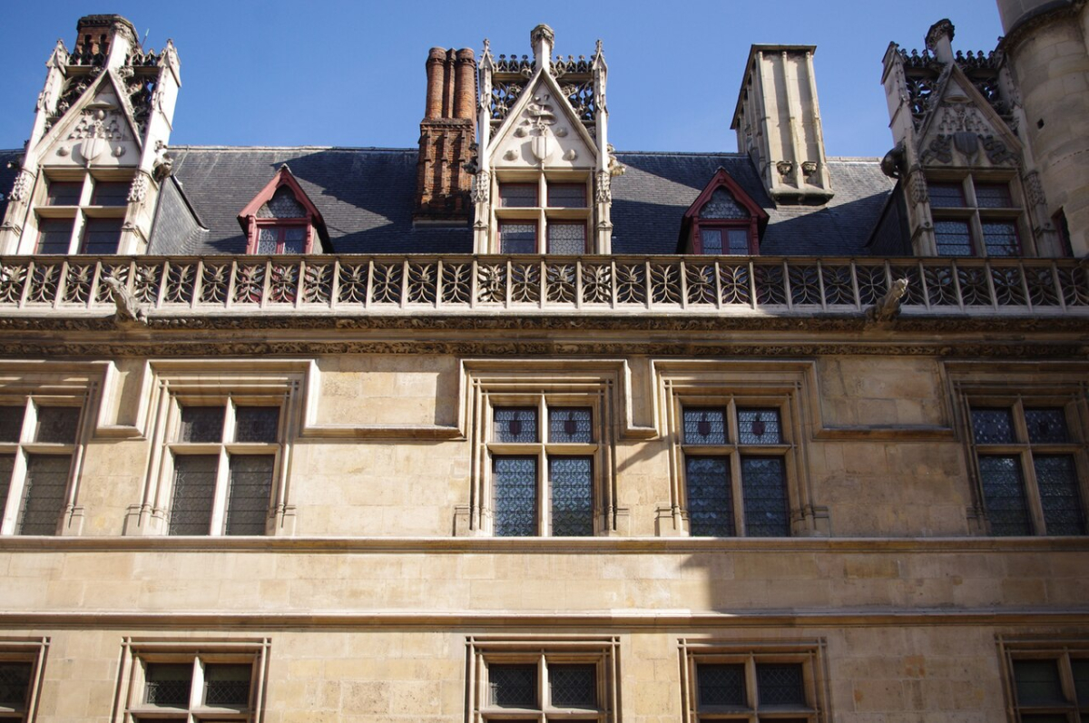 The late-medieval façade and decorative roofline of the Musée de Cluny.