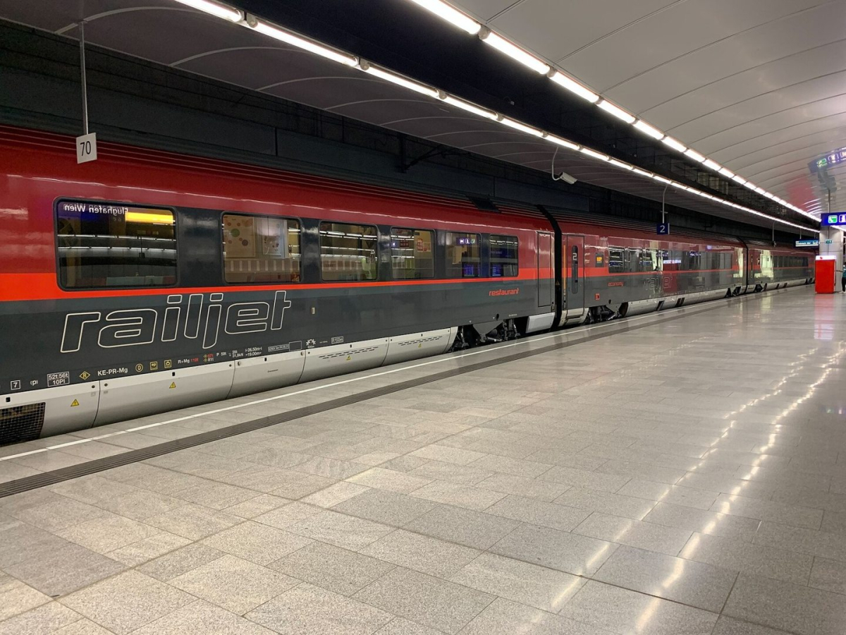 A Railjet train at Vienna Airport station A Railjet train at Vienna Airport station