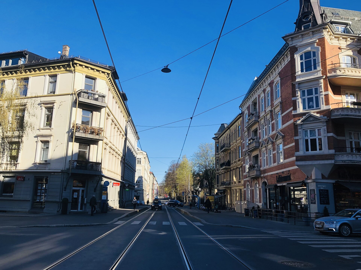 Residential façades and tram tracks on Frognerveien, April 2021. Residential façades and tram tracks on Frognerveien, April 2021.