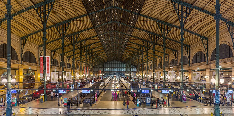 The main concourse of Gare du Nord; international document checks take place in separate controlled areas.