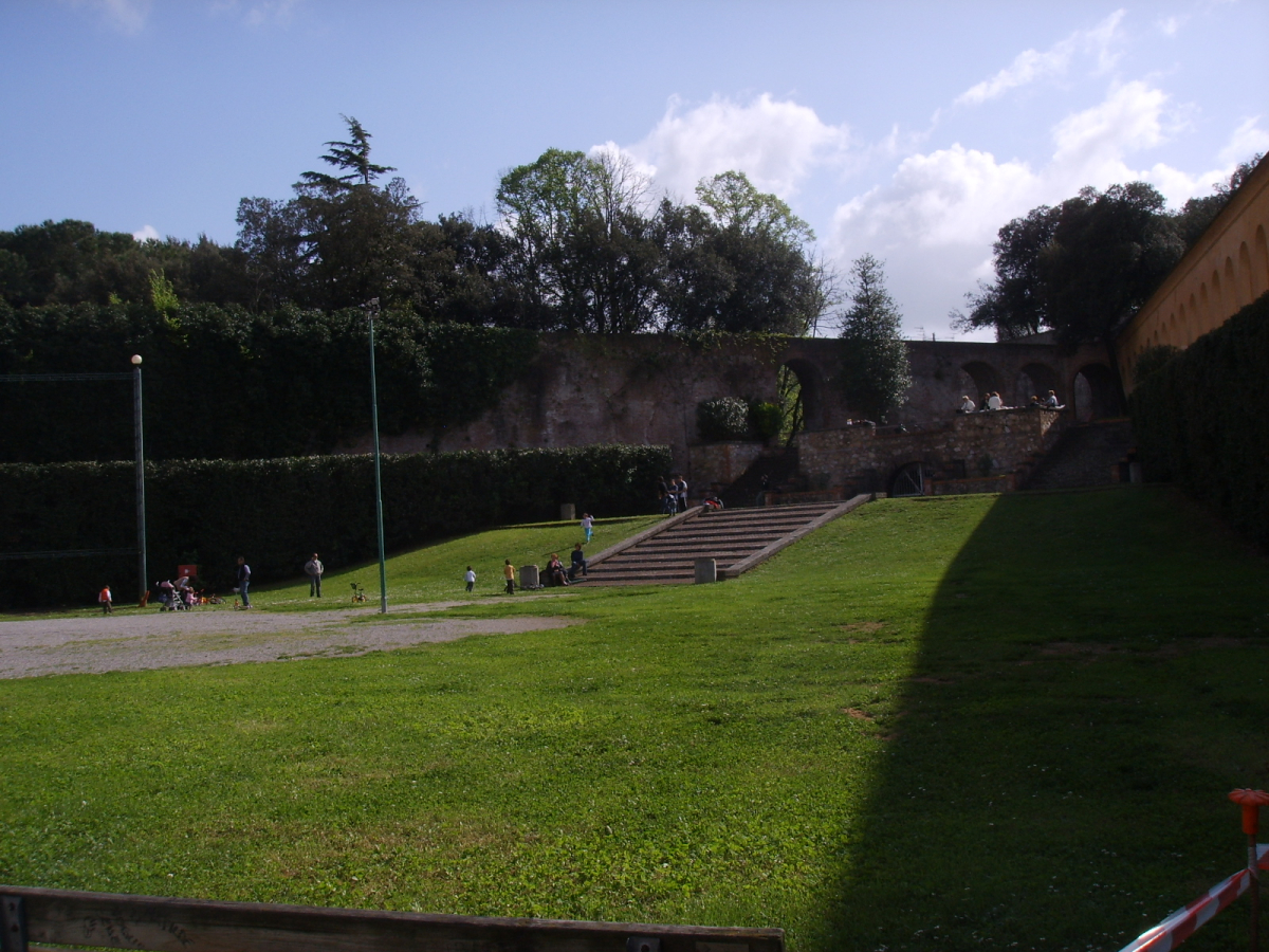 Giardino Scotto, a green pause within the south-bank city.