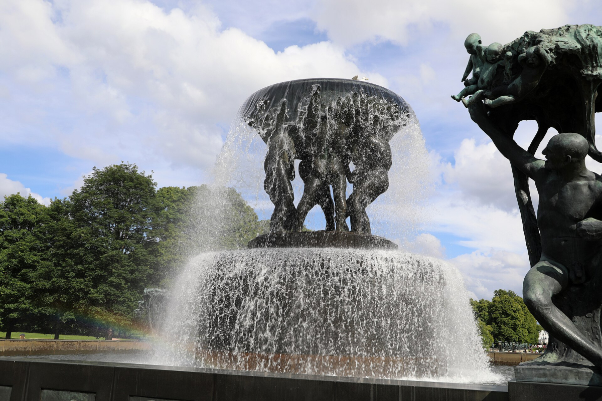The central figures supporting the basin of Vigeland’s fountain. The central figures supporting the basin of Vigeland’s fountain.