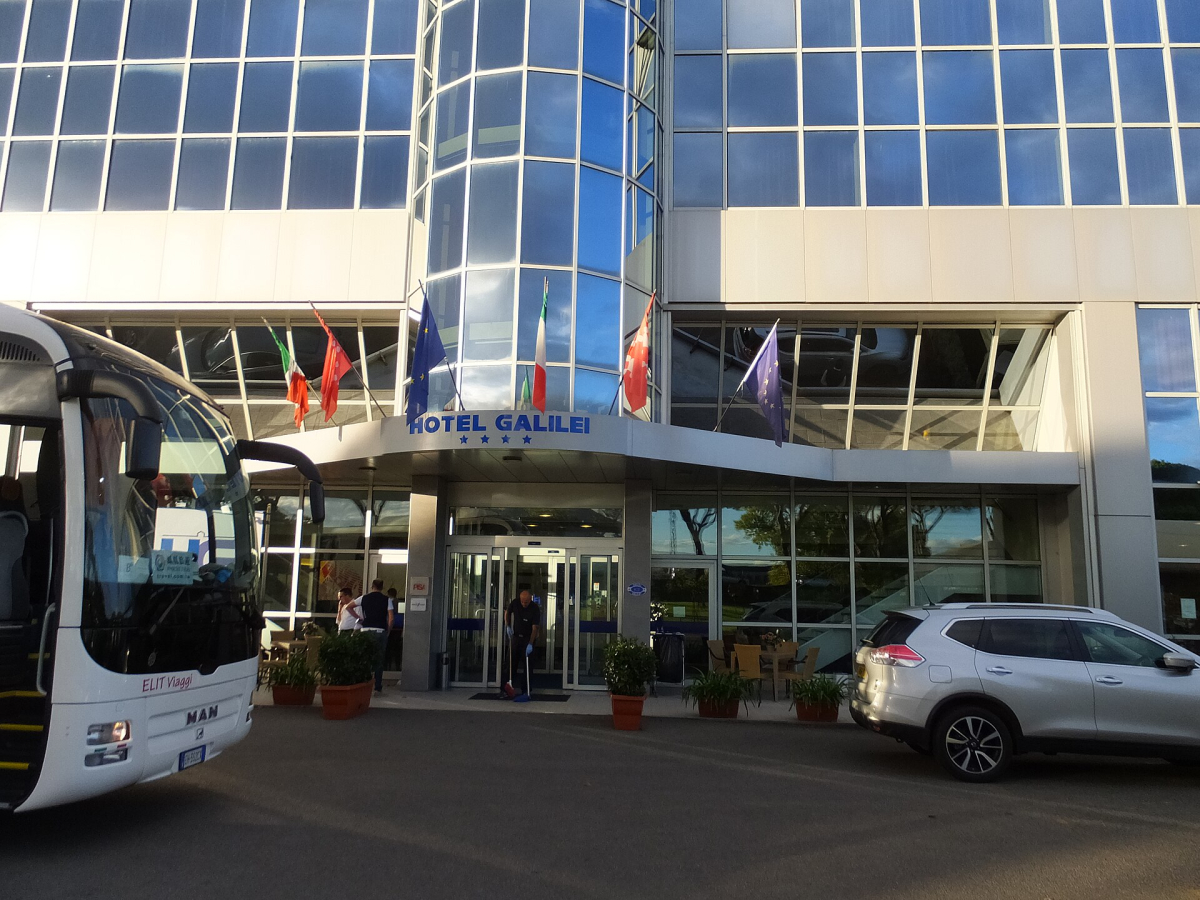 Hotel Galilei’s exterior and forecourt.