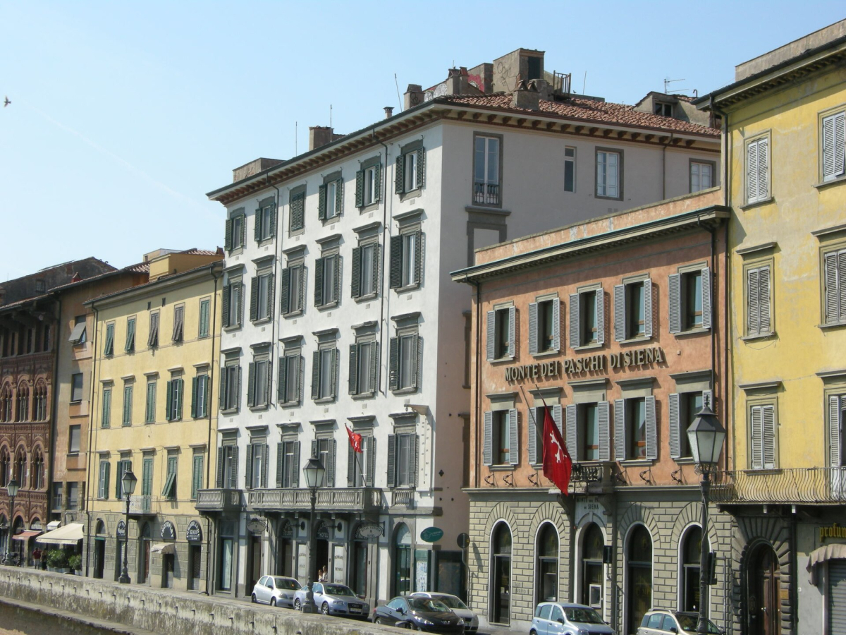 Royal Victoria Hotel’s riverside exterior.