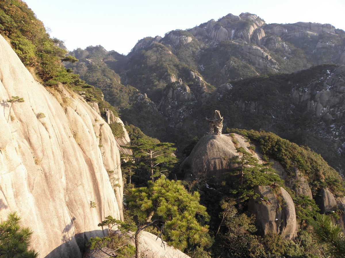 Granite ridges and pine trees at Huangshan Granite ridges and pine trees at Huangshan