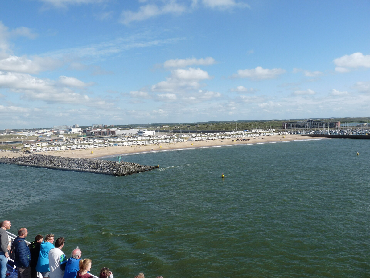 The beach and coastal setting at IJmuiden. The beach and coastal setting at IJmuiden.