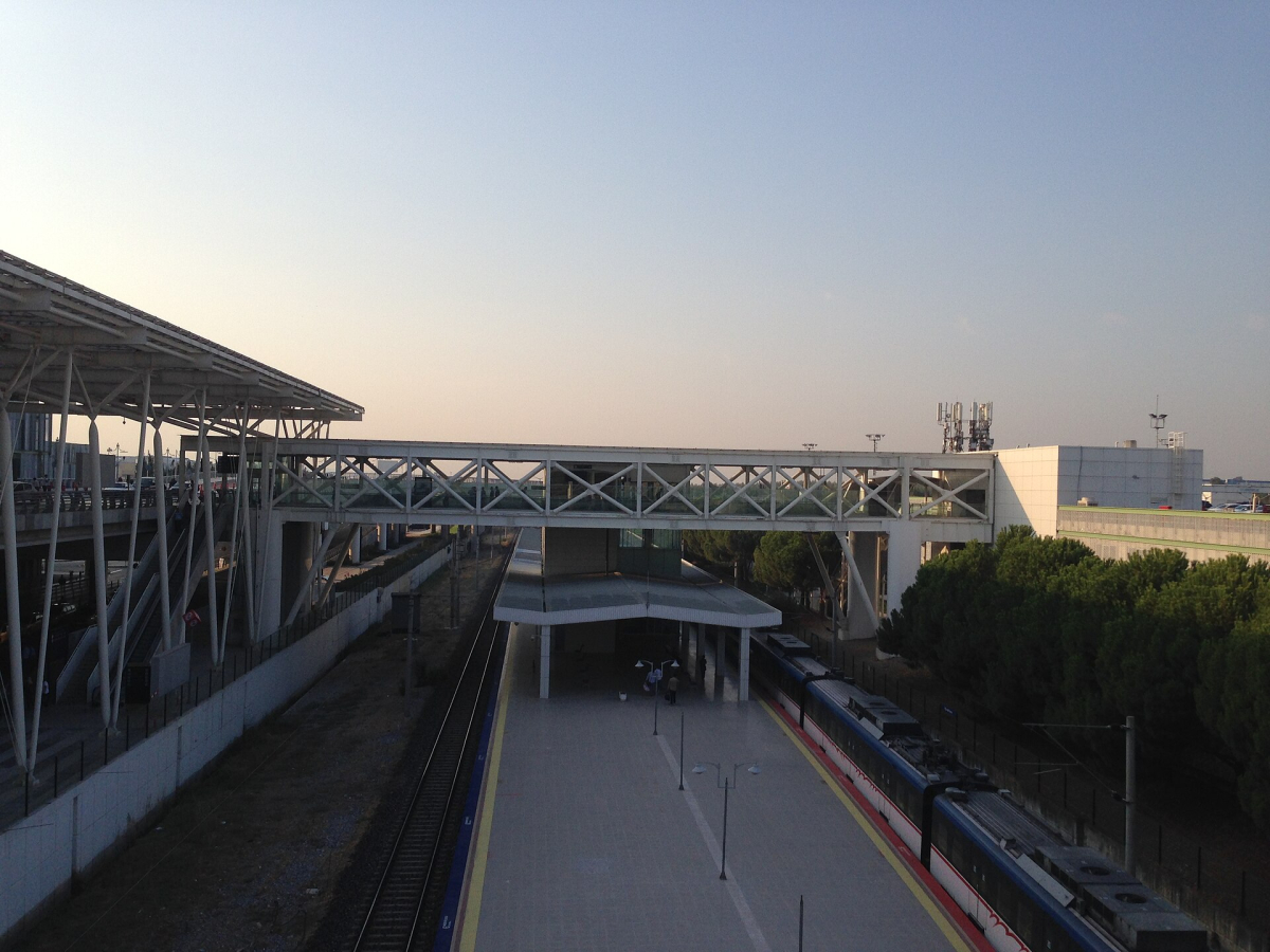 An İZBAN train at Adnan Menderes Airport station An İZBAN train at Adnan Menderes Airport station