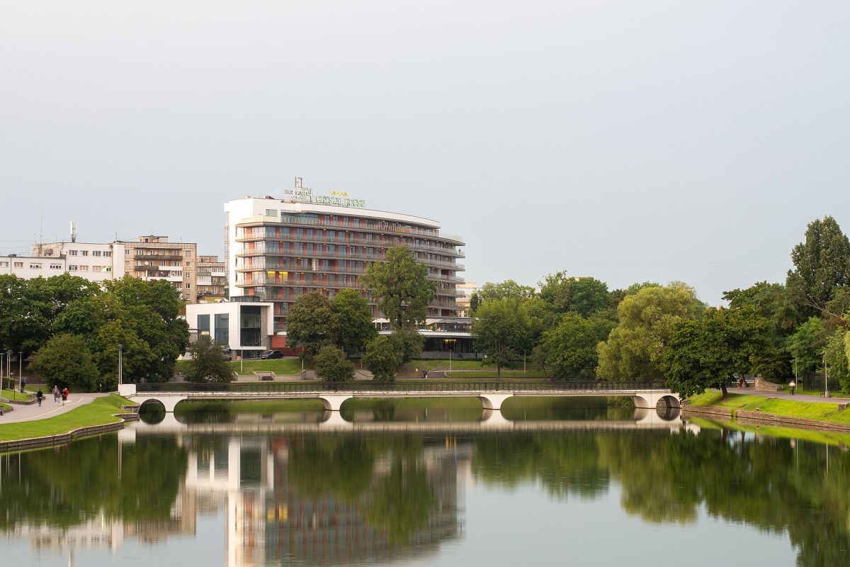 Crystal House hotel beside Kaliningrad’s Lower Pond Crystal House hotel beside Kaliningrad’s Lower Pond