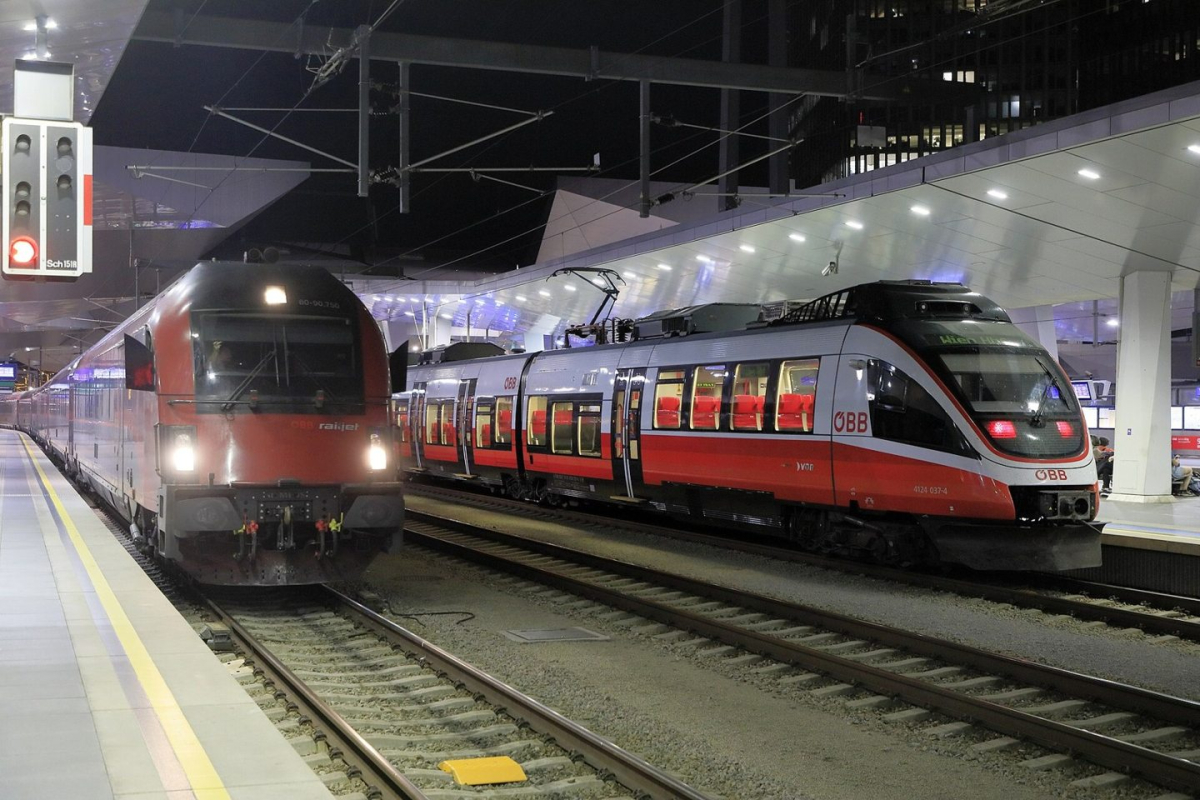 Trains at Wien Hauptbahnhof Trains at Wien Hauptbahnhof