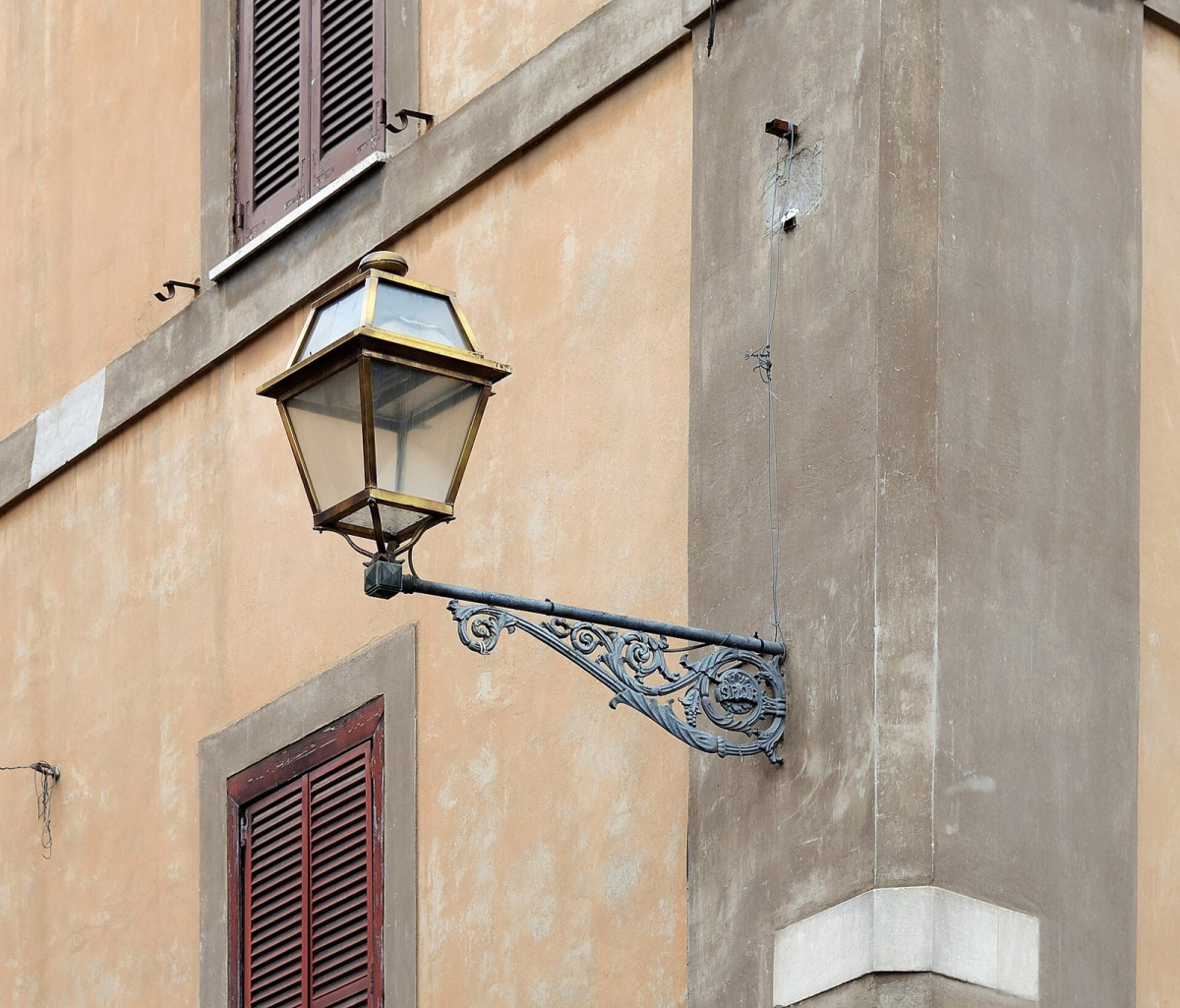 Street lamp and built details in Trastevere