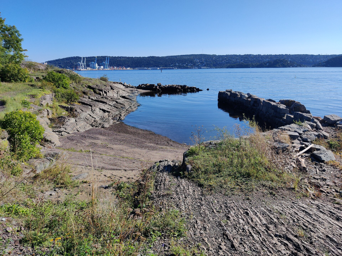 The shore of Langøyene; this rocky section differs from its sandy bathing beach. The shore of Langøyene; this rocky section differs from its sandy bathing beach.