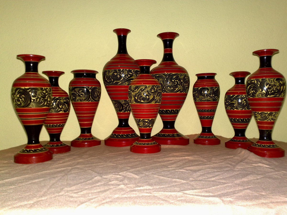 Lacquer vases from Thulhaadhoo in Baa Atoll Lacquer vases from Thulhaadhoo in Baa Atoll