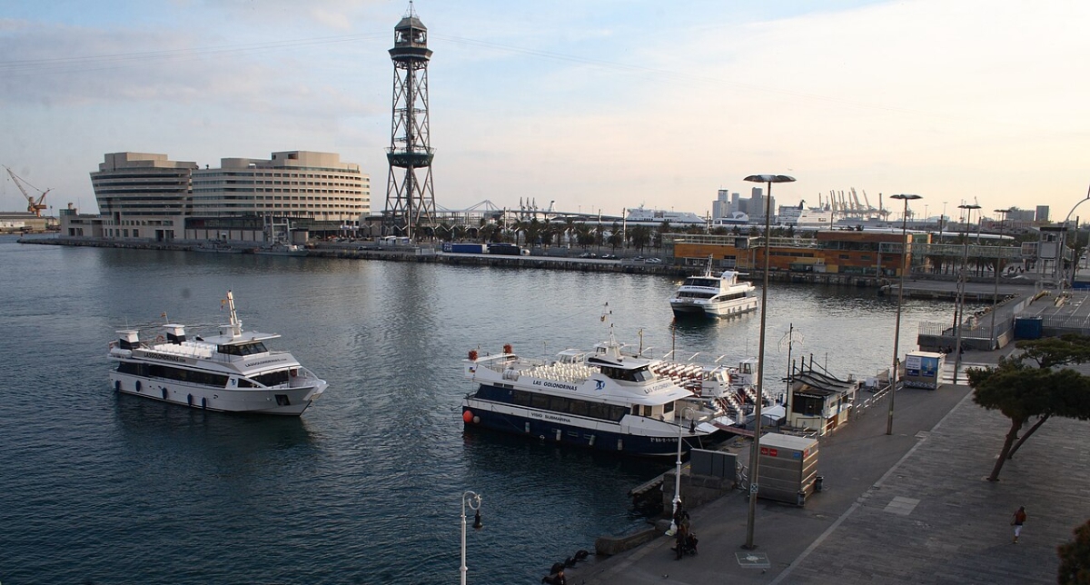 Las Golondrinas sightseeing boats in Barcelona harbour beside the quays