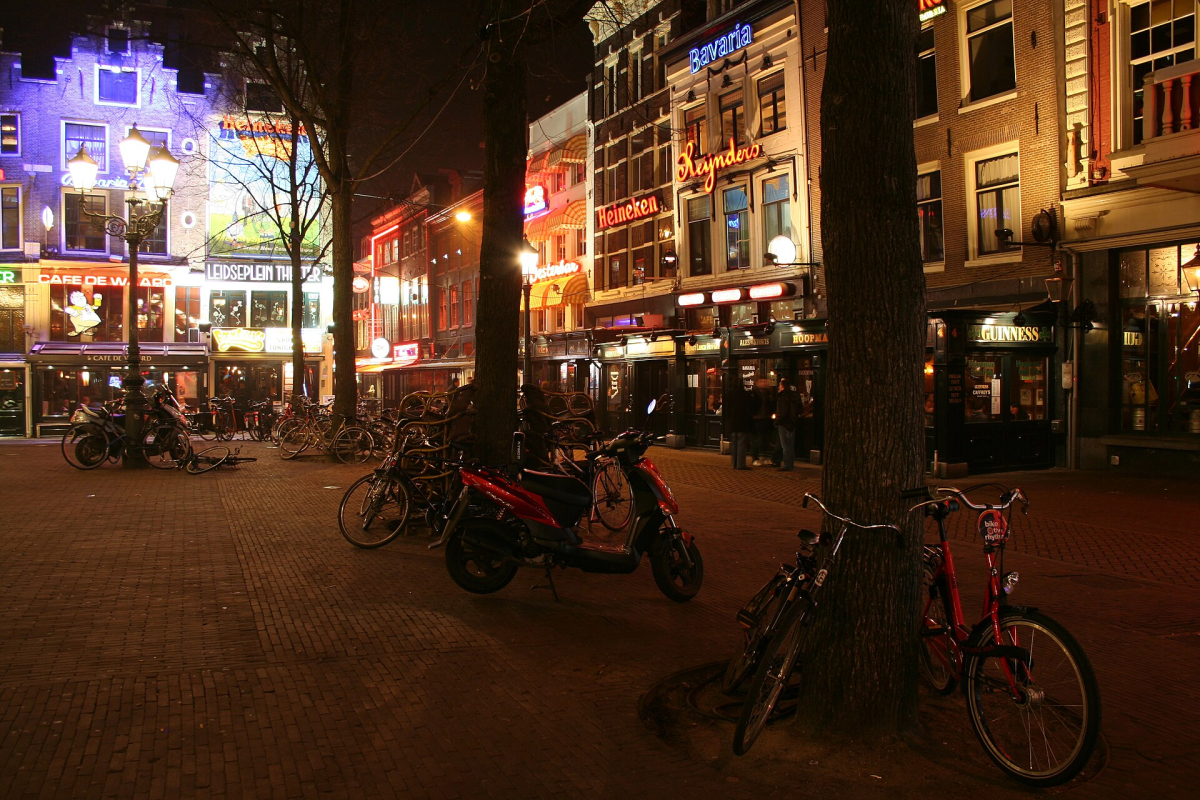 Leidseplein after dark, photographed in 2008; individual businesses and street arrangements can change.
