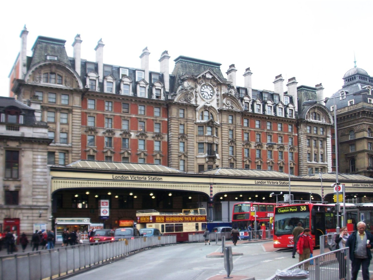 London Victoria in 2008; city transport payment is a separate choice from attraction admission.