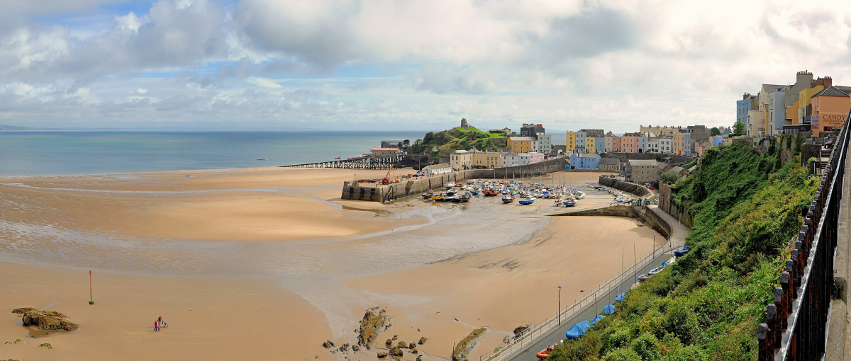 Tenby’s harbour and broad beach at low tide Tenby’s harbour and broad beach at low tide