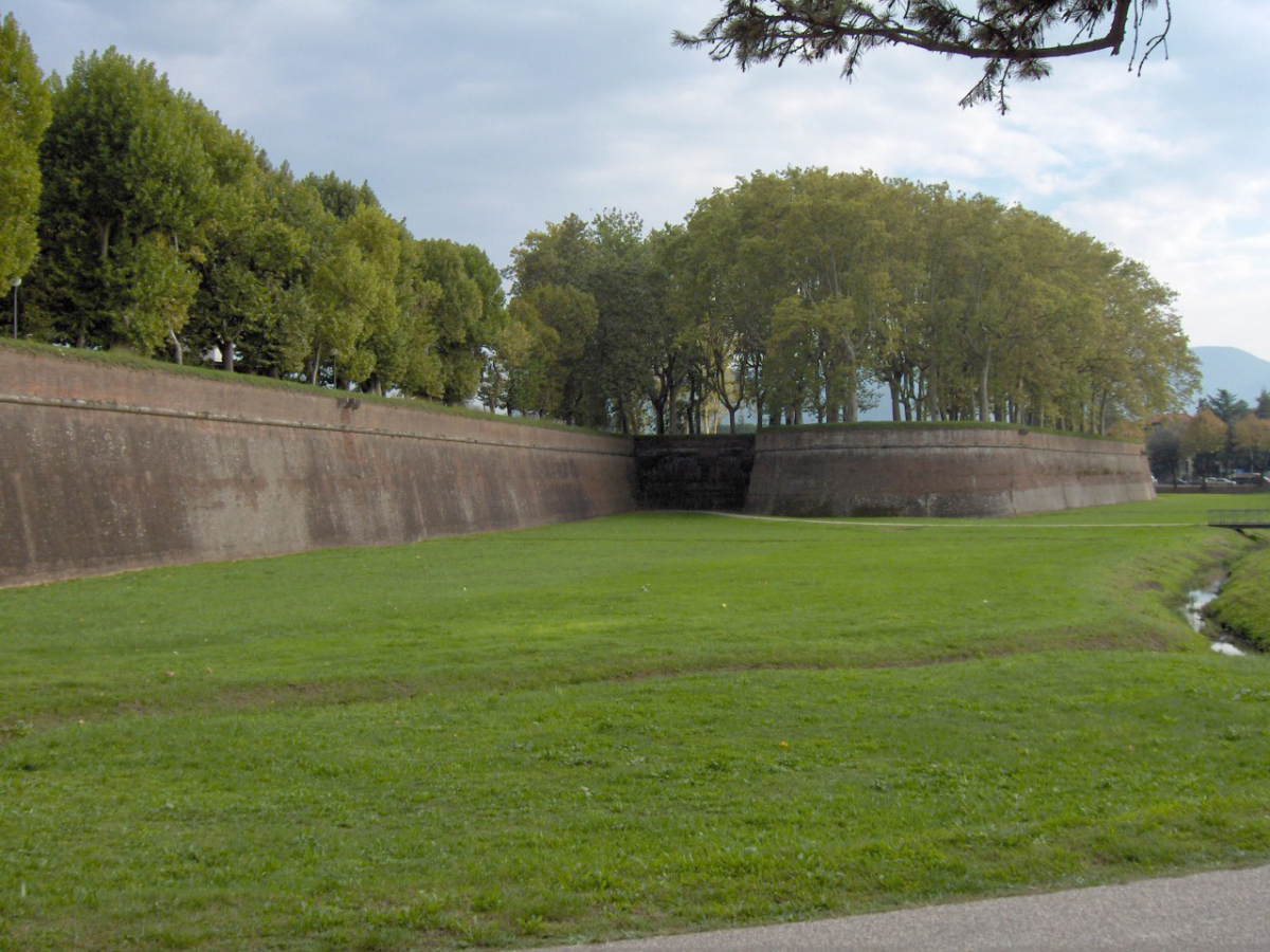 Lucca’s city walls, a separate rail day-trip choice from a Pisa base.