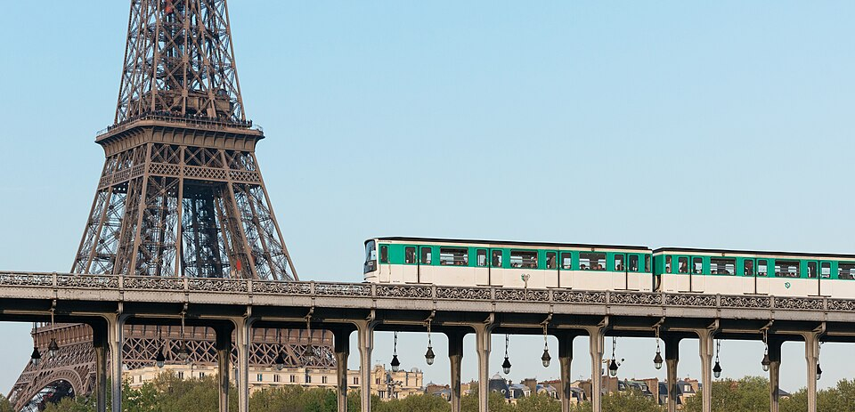 A Metro line 6 train crossing the Pont de Bir-Hakeim, with the Eiffel Tower behind.