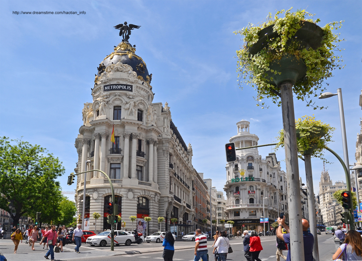 The Metrópolis building at the beginning of Gran Vía.