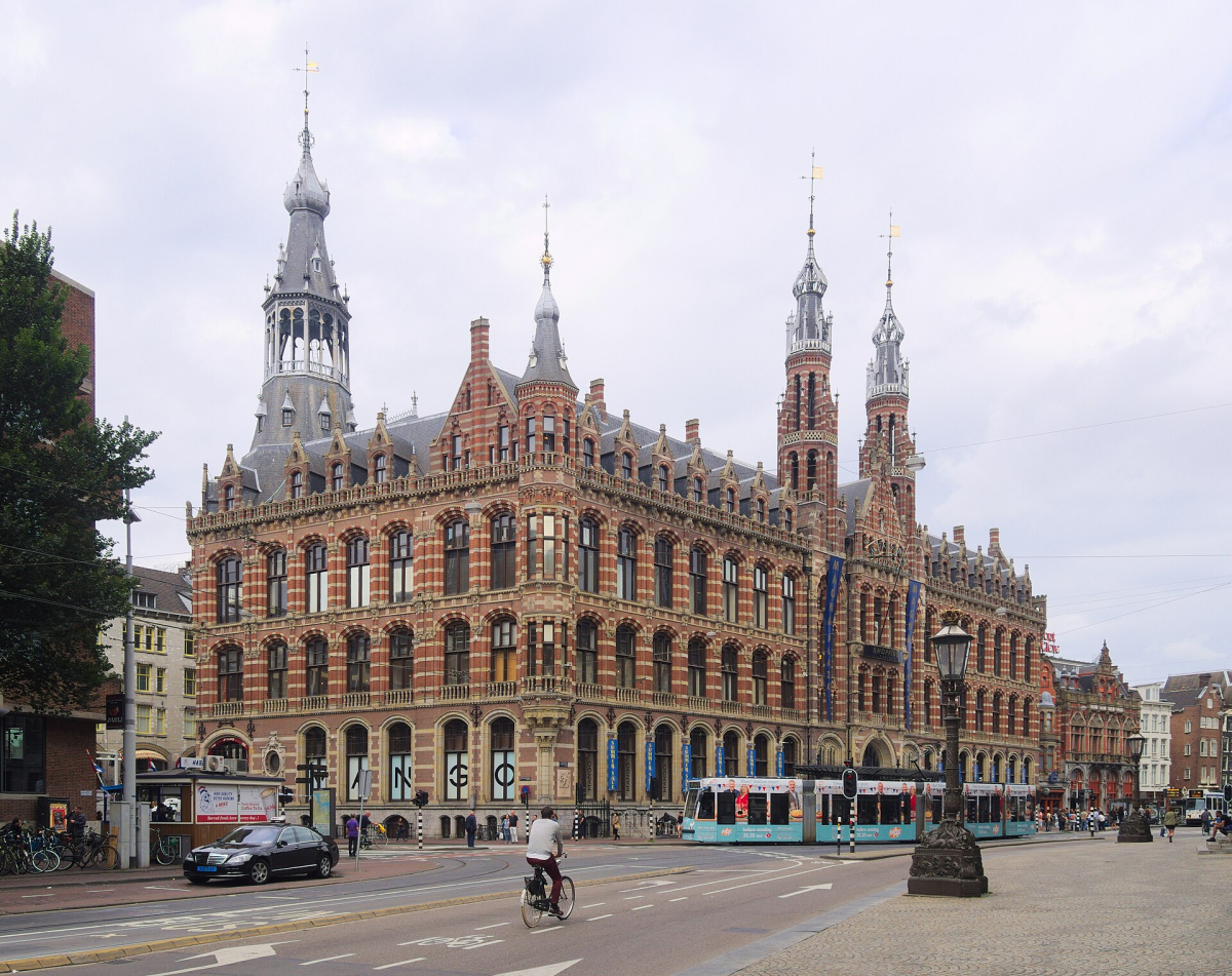 The exterior of Magna Plaza.